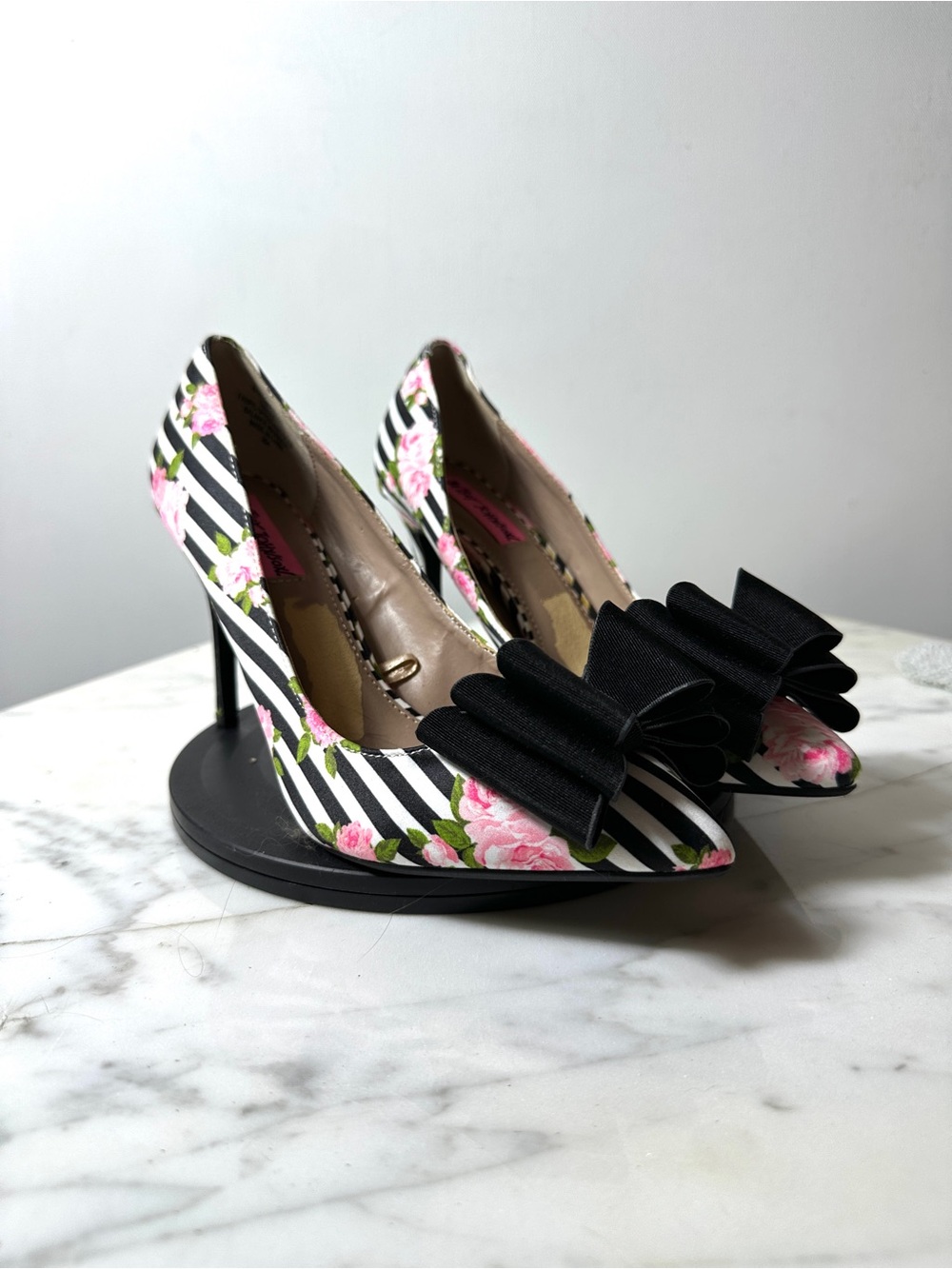Betsey Johnson Black & White Stripe Pumps with Pink Rose Print and Black Bow - Picture 3 of 8